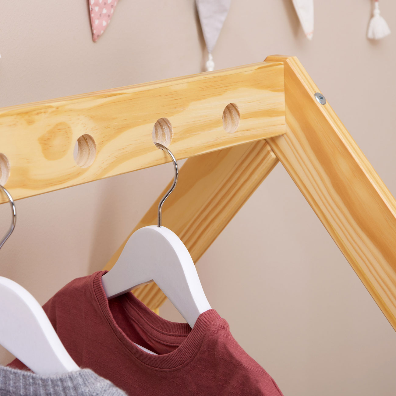 Arara Cabideiro Infantil Madeira Guarda Roupas Montessoriana Sally Natural Branco