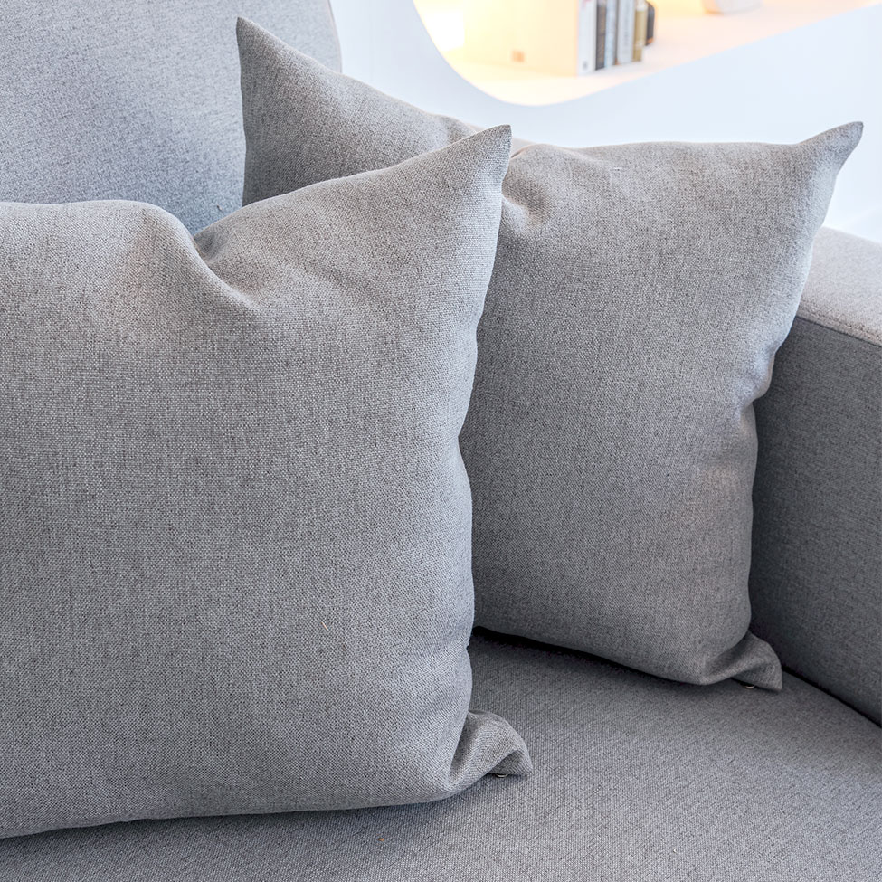 Sofá 2 Lugares com Molas Ensacadas 170 cm e Puff Unne Linho Cinza