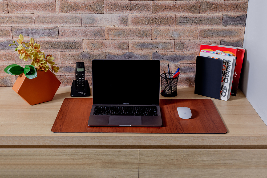 Tapete Protetor de Mesa MousePad em PVC Ecológico 70x35cm Marrom