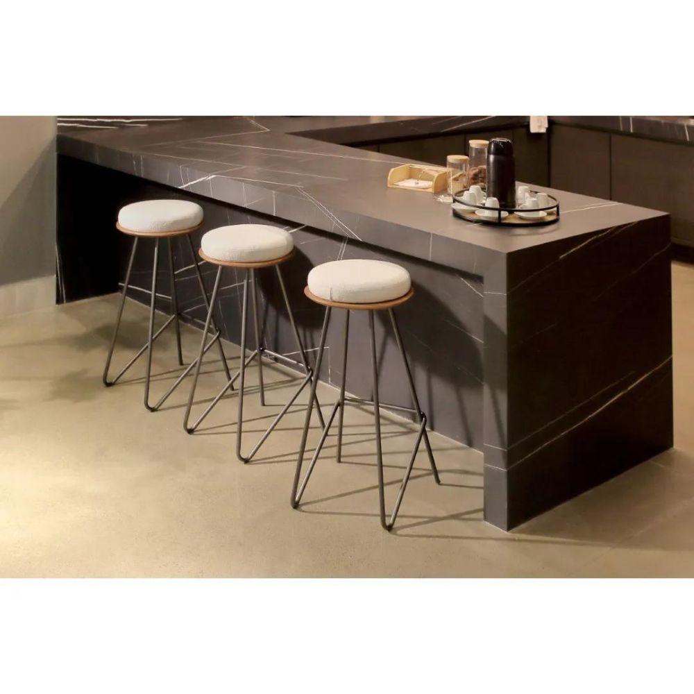 Banqueta Canastra Boucle Off White Base Metal Grafite