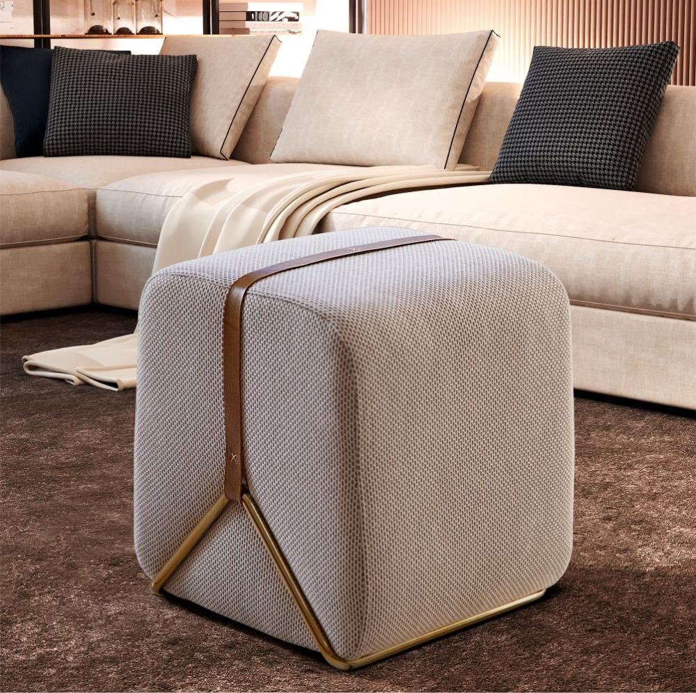Puff Slim Decorativo com Linho Bolonha e Base Dourada