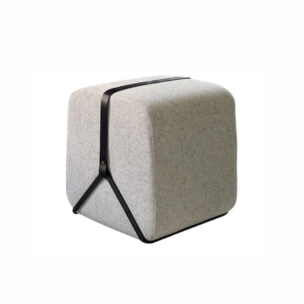 Puff Slim Decorativo com Linho Claro e Base Preta
