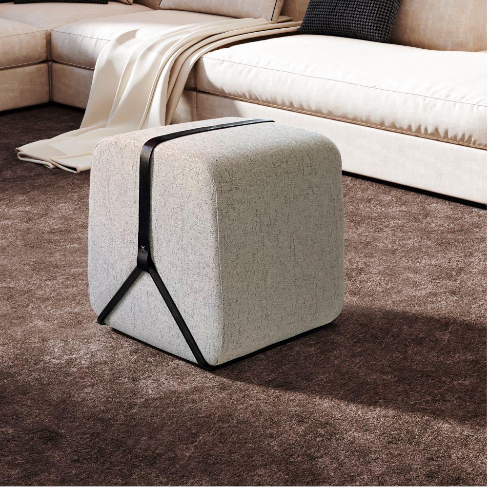 Puff Slim Decorativo com Linho Claro e Base Preta