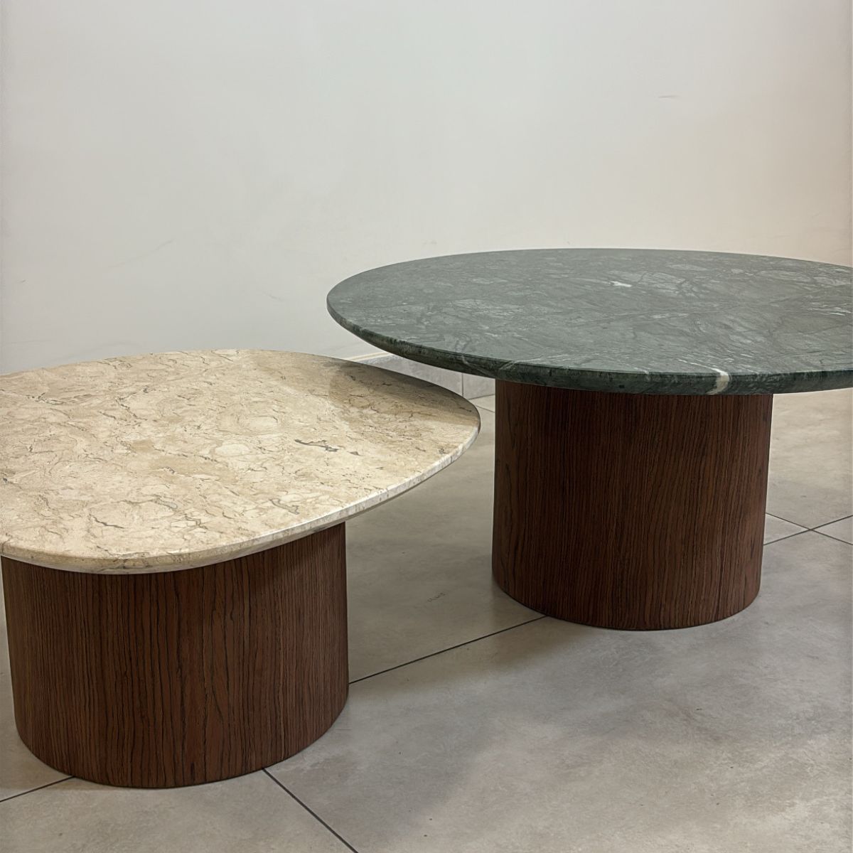 Conjunto de duas Mesas de Centro Orgânica 100 cm Mármore Guatemala &amp; Travertino