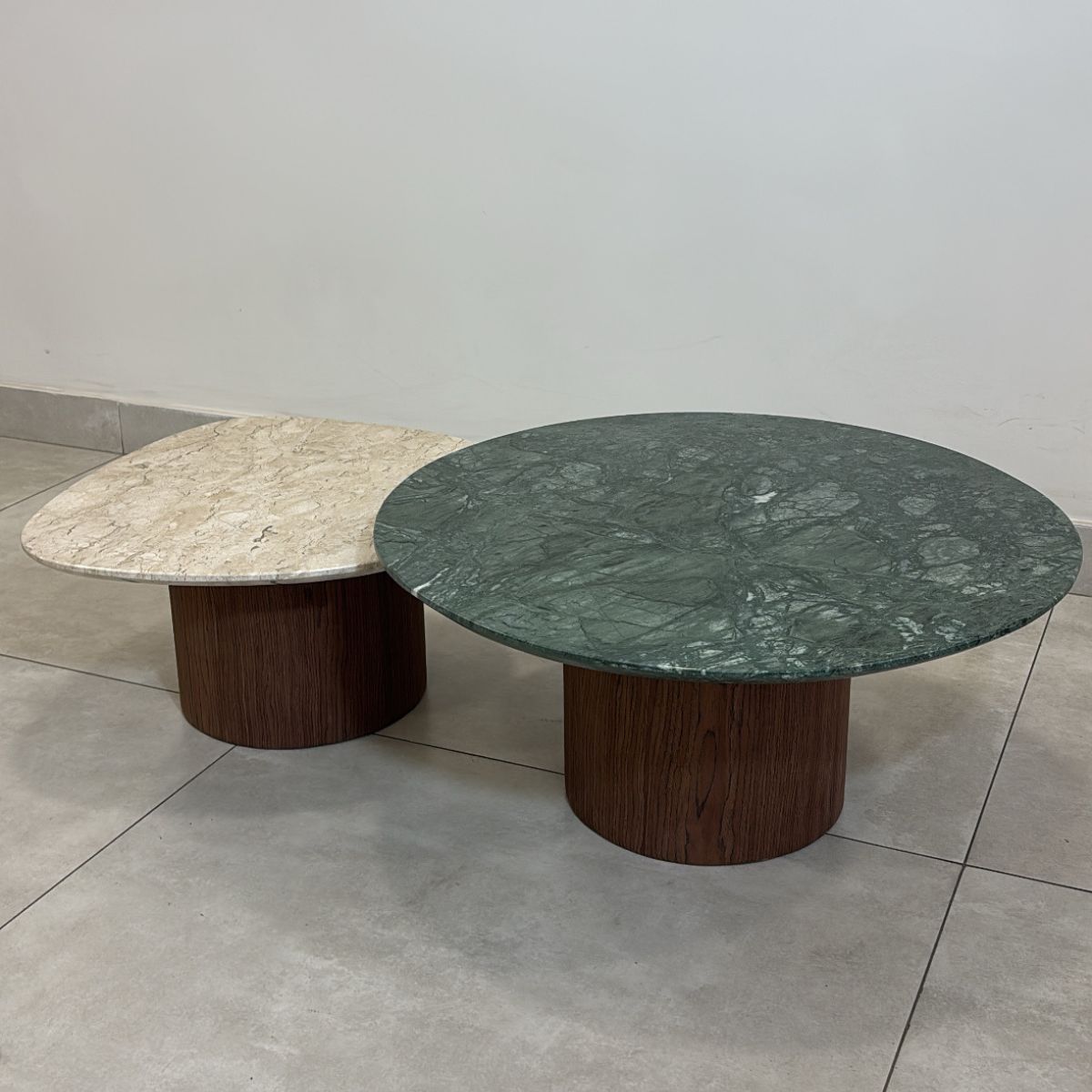 Conjunto de duas Mesas de Centro Orgânica 100 cm Mármore Guatemala &amp; Travertino
