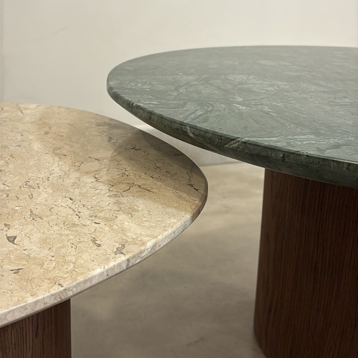 Conjunto de duas Mesas de Centro Orgânica 80 cm Mármore Guatemala &amp; Travertino
