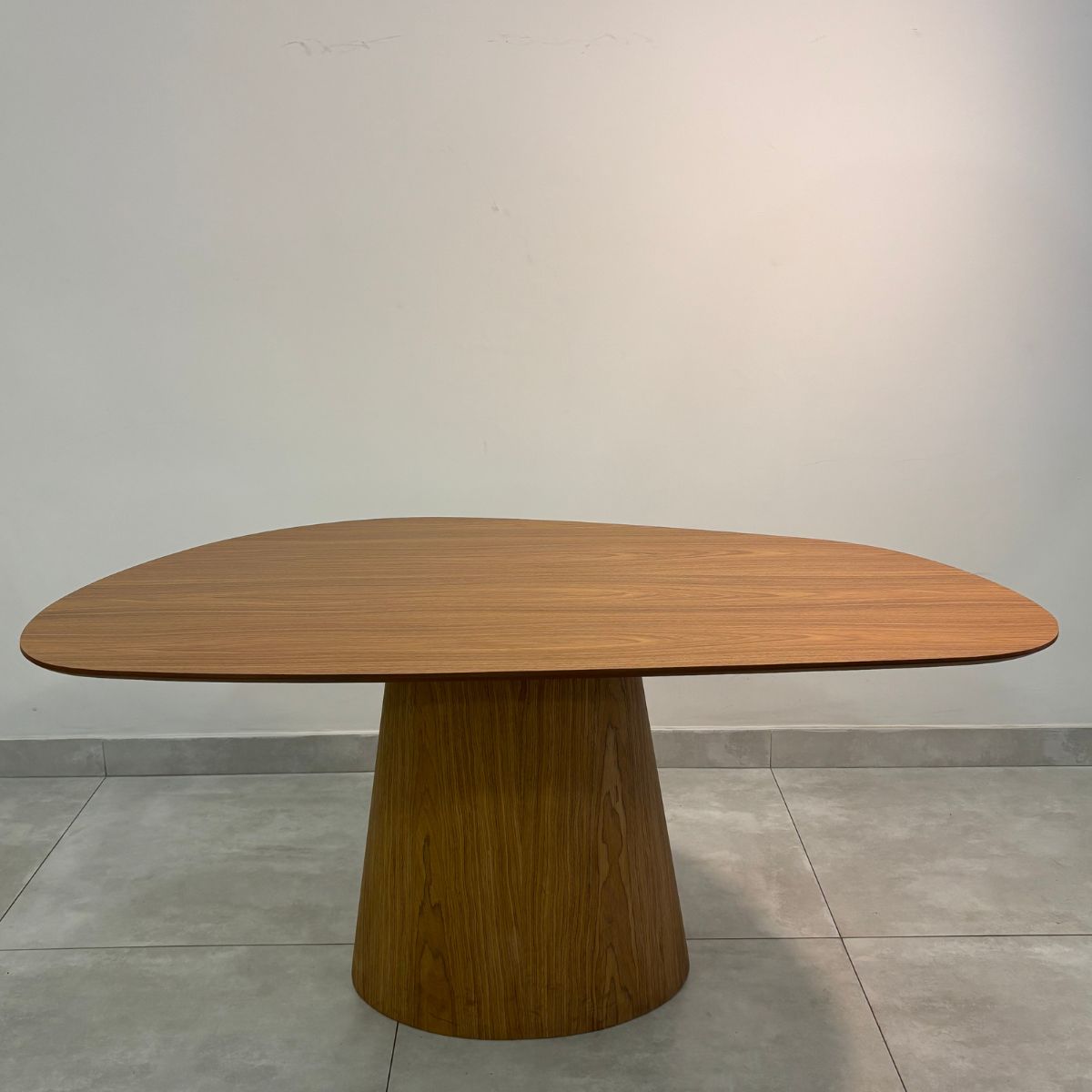 Mesa De Jantar Cone Oval Orgânica 137x90 Cm Freijó