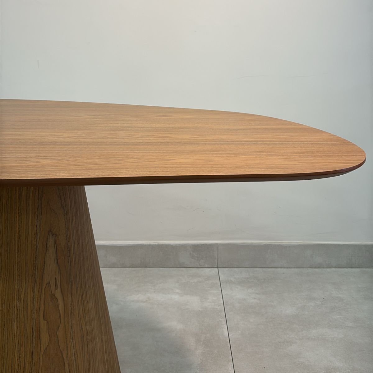 Mesa De Jantar Cone Oval Orgânica 137x90 Cm Freijó