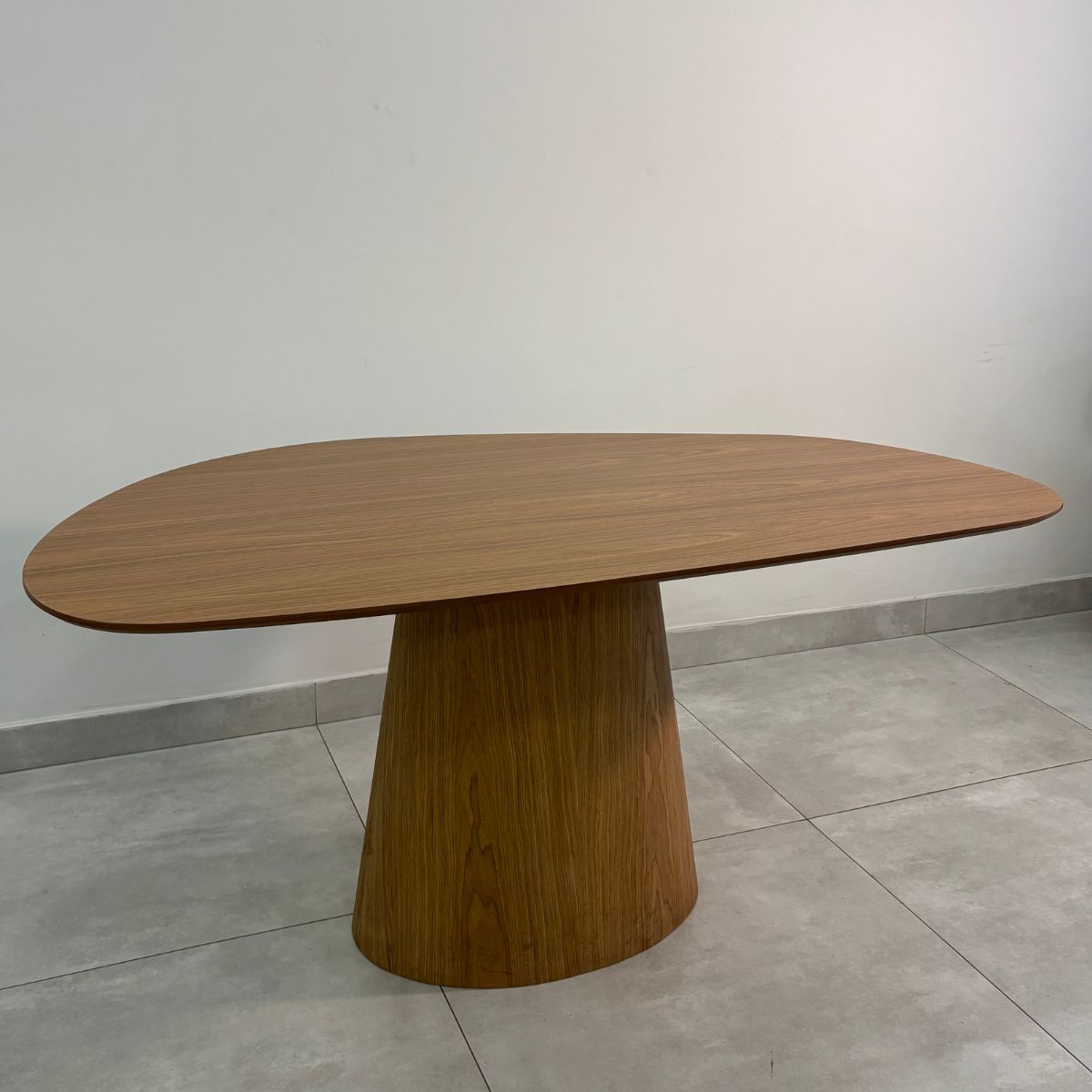 Mesa De Jantar Cone Oval Orgânica 137x90 Cm Freijó