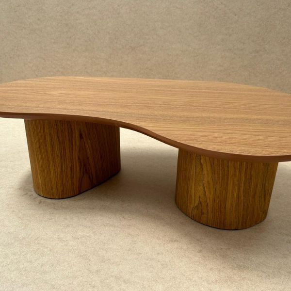 Mesa de Centro Cone Orgânica Oval 137x90 cm com 2 Base Madeira Freijó Tampo Freijó