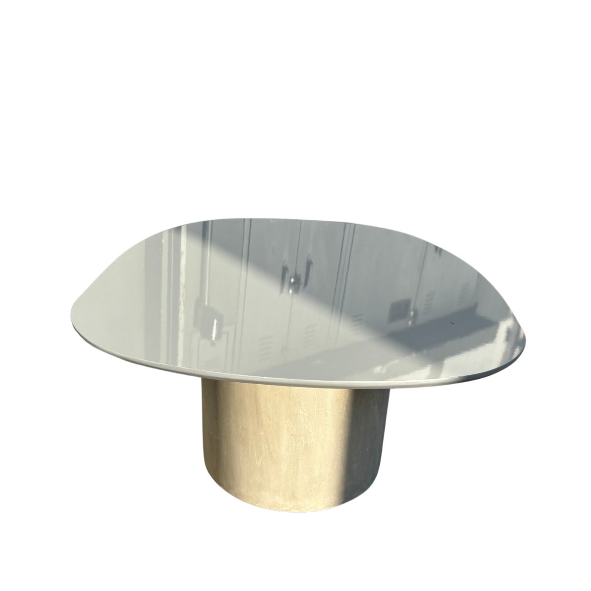Mesa de Centro Orgânica 80 cm Base Cimento Queimado Tampo Laqueado Fendi