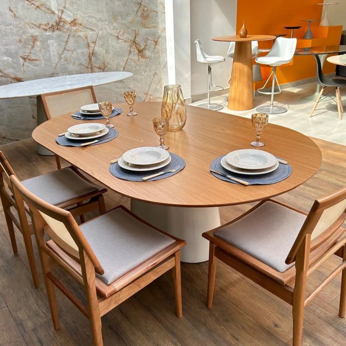Mesa de Jantar Cone Oval Oblongo 137x90 cm Base Laqueado Tampo Freijó