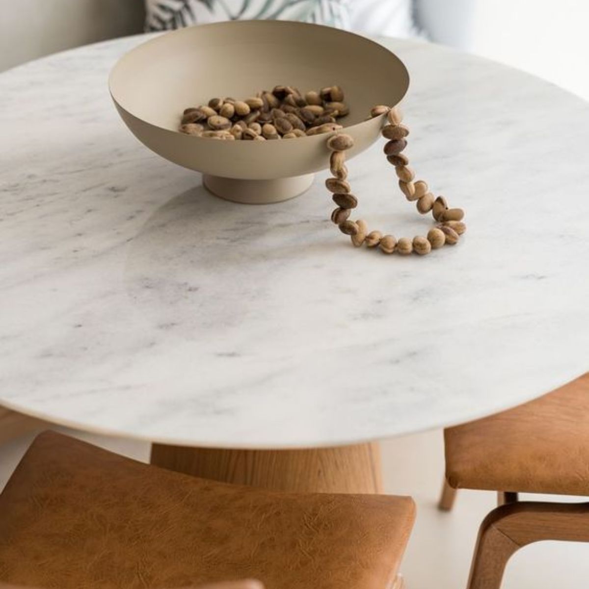 Mesa de Jantar Cone Redondo 140 cm Base Freijó Tampo Mármore Branco Extra