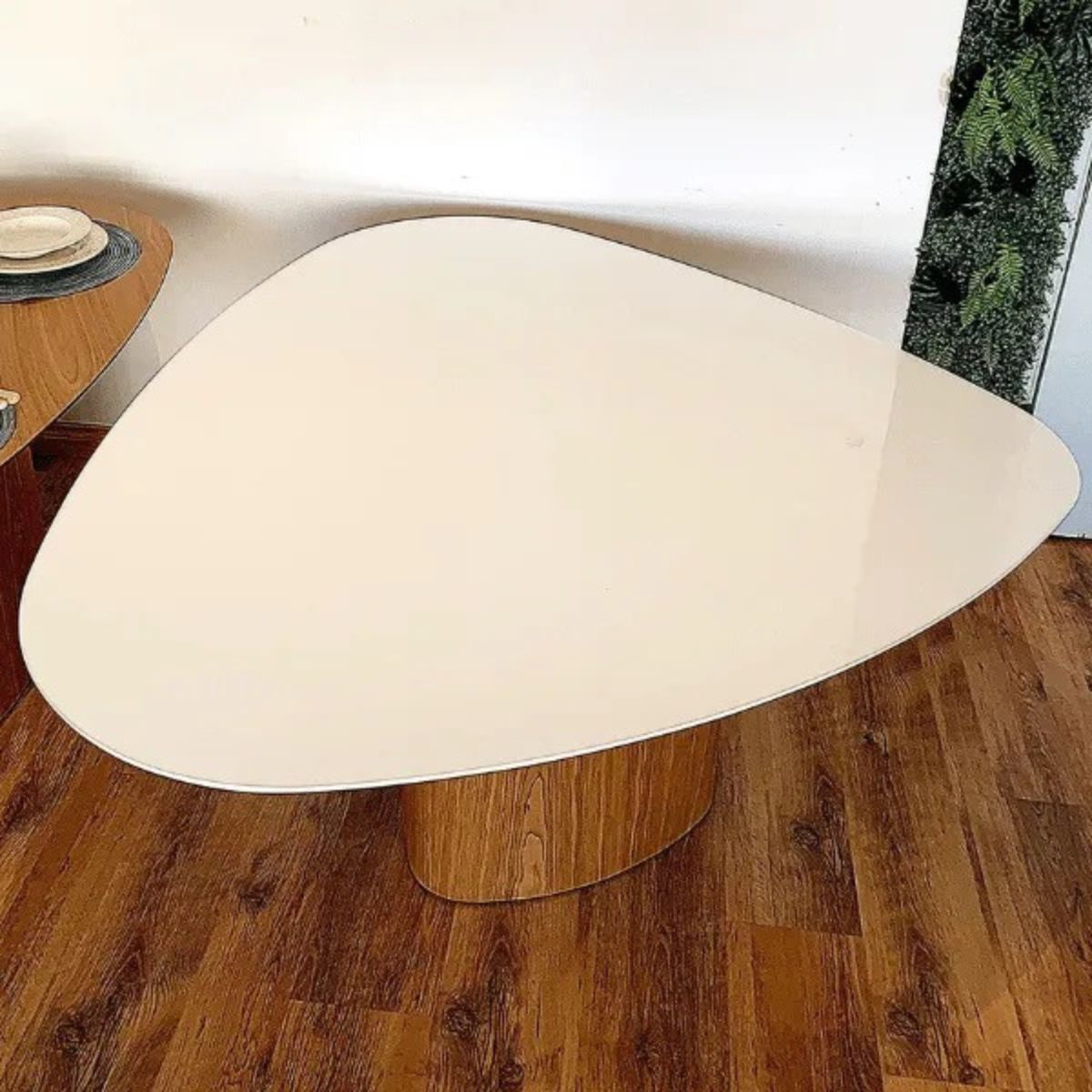 Mesa de Jantar Cone orgânica Redonda 90x93 cm Base Freijó com Tampo Laqueado