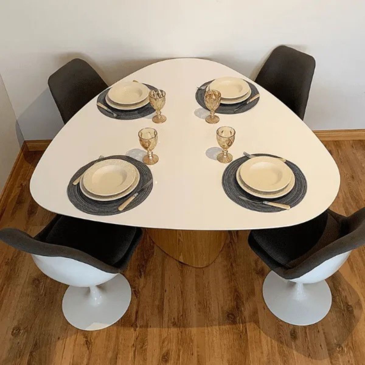 Mesa de Jantar Cone orgânica Redonda 90x93 cm Base Freijó com Tampo Laqueado