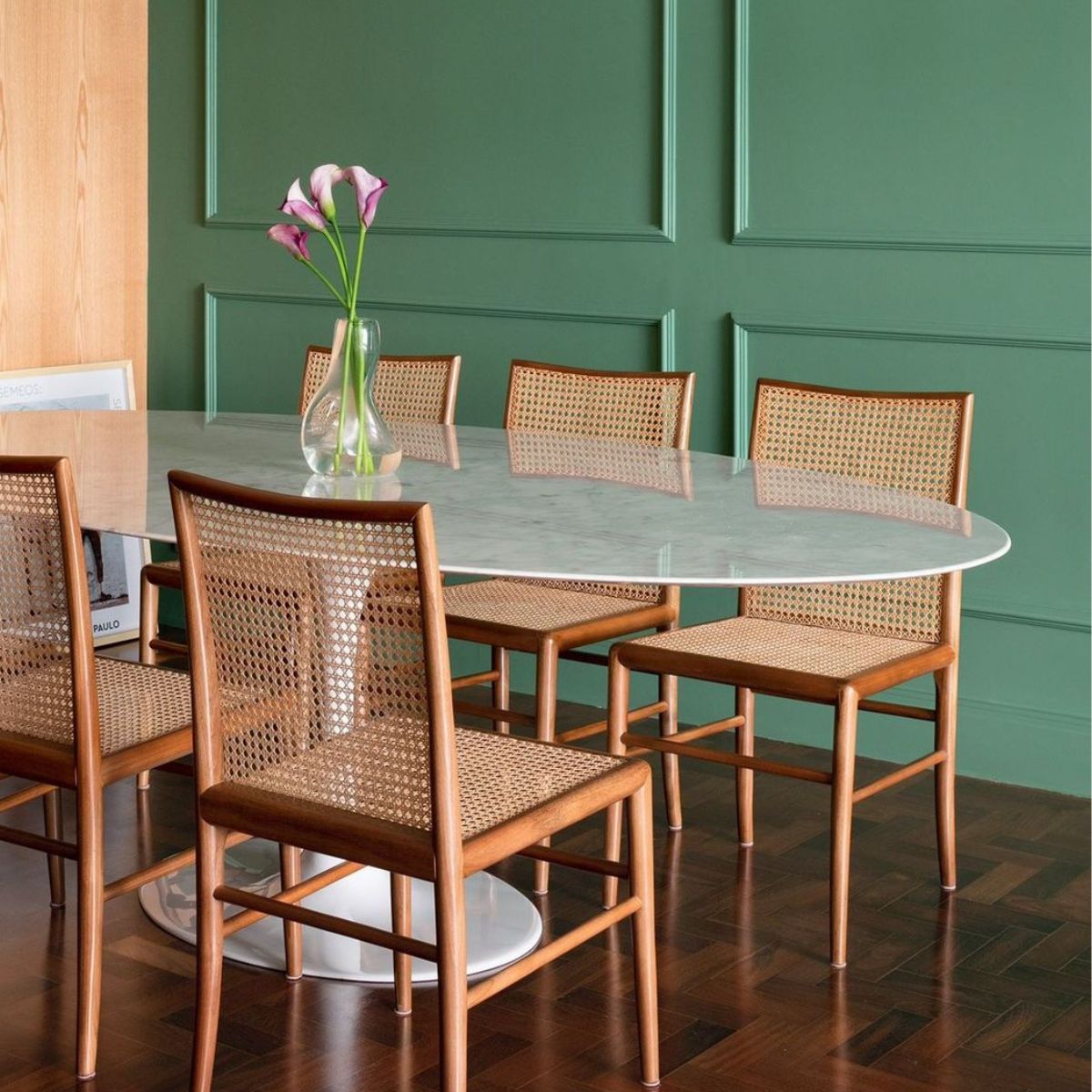 Mesa de Jantar Saarinen Oval 180x100 cm Mármore Branco Extra Base Branca