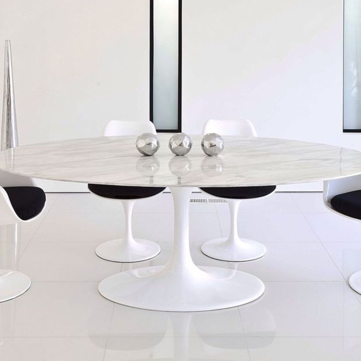 Mesa de Jantar Saarinen Oval 244x137 cm Mármore Carrara Base Branca