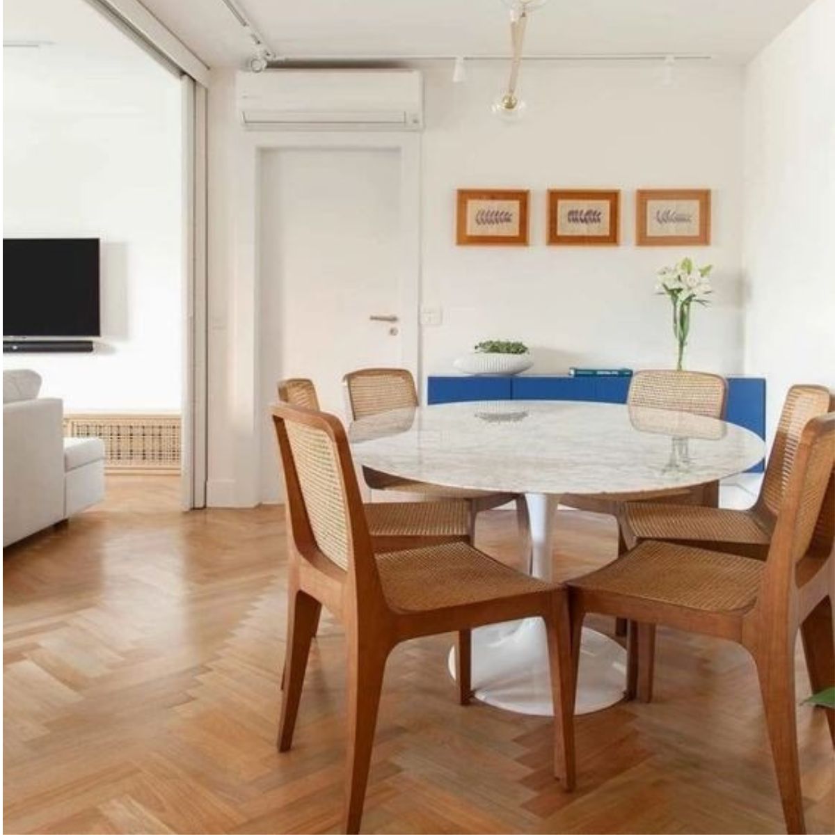 Mesa de Jantar Tulipa Saarinen Redonda 110 cm Mármore Branco Extra
