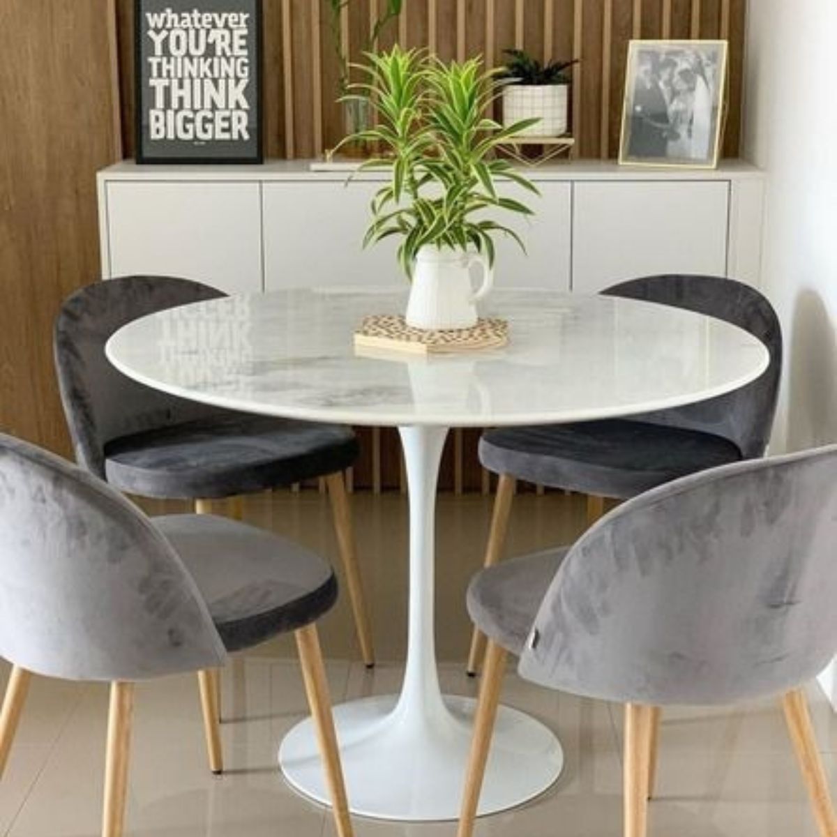 Mesa de Jantar Tulipa Saarinen Redonda 120 cm Mármore Branco Extra