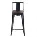 Banqueta média industrial Iron Tolix com encosto e assento de madeira rústica escura 66 cm