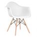 Cadeira Charles Eames Eiffel DAW com braços e pés de madeira clara Branco