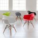Cadeira Charles Eames Eiffel DAW com braços e pés de madeira clara Branco