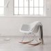Cadeira de balanço Charles Eames RAR com pés de madeira clara Branco