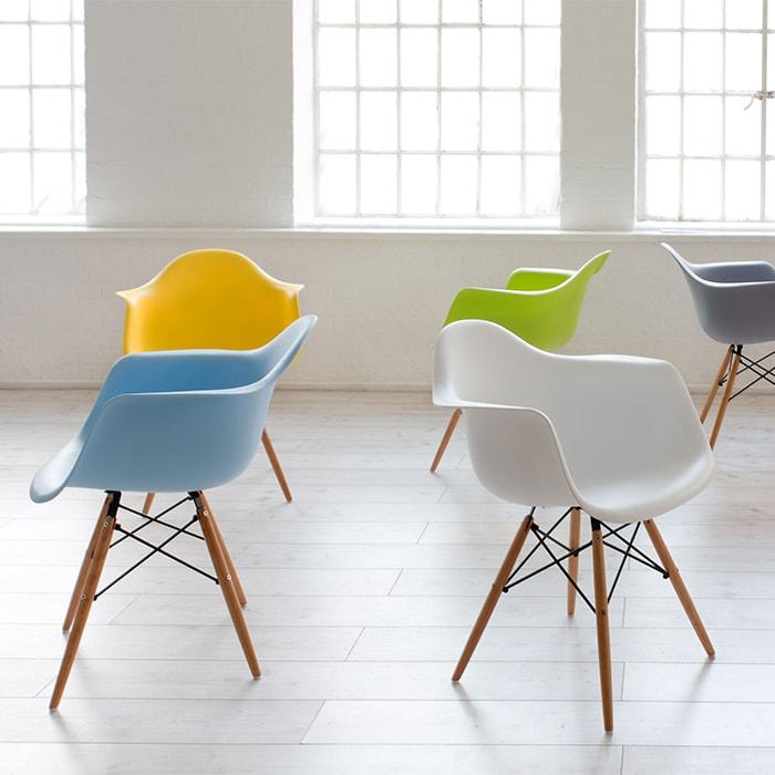 Kit 2 cadeiras Charles Eames Eiffel DAW com braços e pés de madeira clara Branco