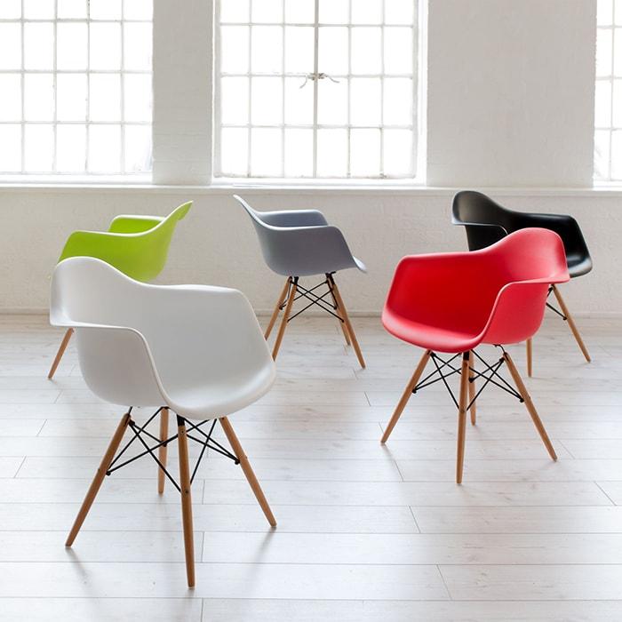 Kit 2 cadeiras Charles Eames Eiffel DAW com braços e pés de madeira clara Cinza-escuro