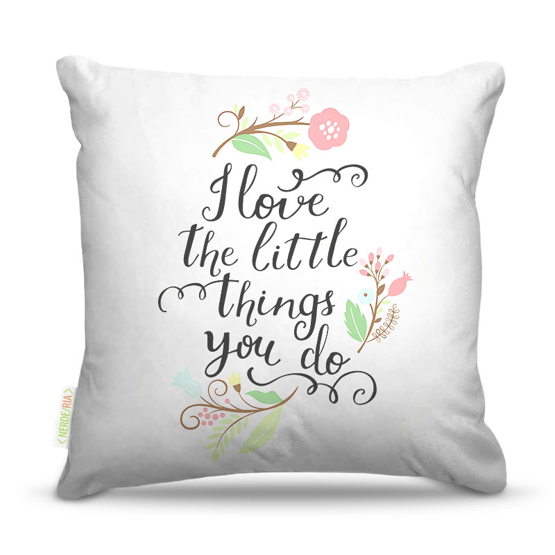 Almofada 45 x 45cm  Nerderia e Lojaria love little things colorido