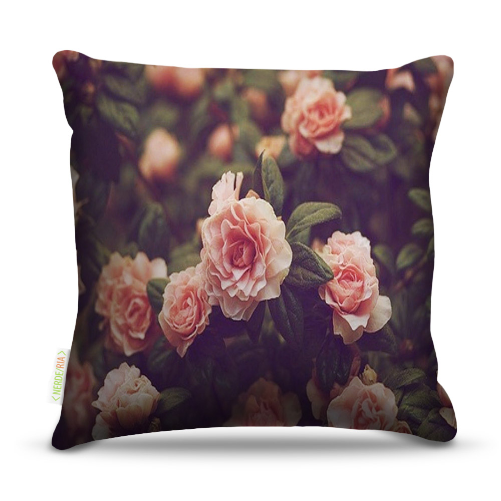 Almofada 45 x 45cm  Nerderia e Lojaria rosas natureza colorido