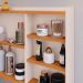 Espelheira Armário Banheiro 60 cm Espelho Porta Prateleira Organizadora Lavabo Luxo - Off White/Cinamomo