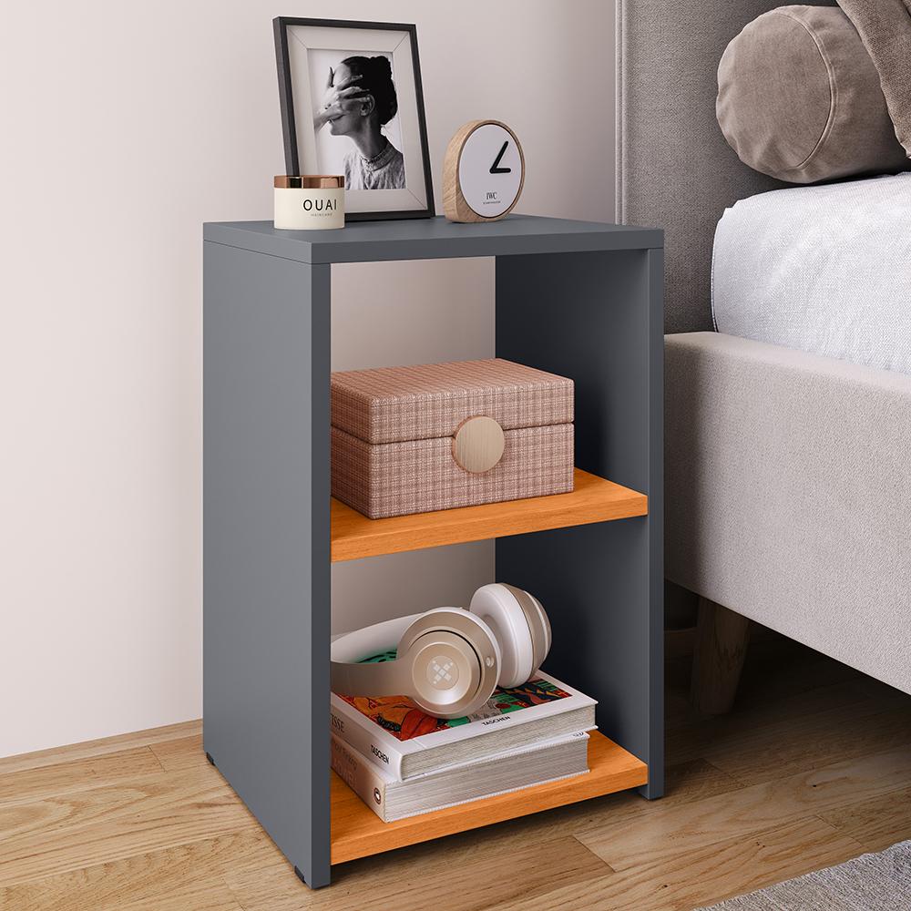 Kit Quarto 2 Mesinhas Bella Prateleira Criado Retrô Cinza/Cinamomo Cabeceira Estofada Júlia Cinza Suede 1,40 Cama Box Casal - RPM