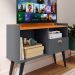 Kit Sala Estar Completa Painel Tv 32 Polegadas Prateleira Suspensa Rack Retrô 1 Porta Puxador Concha Cinza/Cinamomo - Lojas RPM