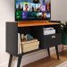 Kit Sala Estar Completa Painel Tv 32 Polegadas Prateleira Suspensa Rack Retrô 1 Porta Puxador Concha Preto/Cinamomo - Lojas RPM