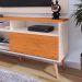 Rack Bancada Estante Painel TV Smart 48 Polegadas Home Pequeno Nicho Porta Correr Pés Palito Retrô Sala Quarto Samba Off White/Cinamomo - RPM
