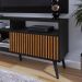 Rack Bancada Estante Painel TV Smart 48 Polegadas Home Pequeno Nicho Porta Correr Pés Palito Retrô Sala Quarto Samba Preto/Ripado - RPM