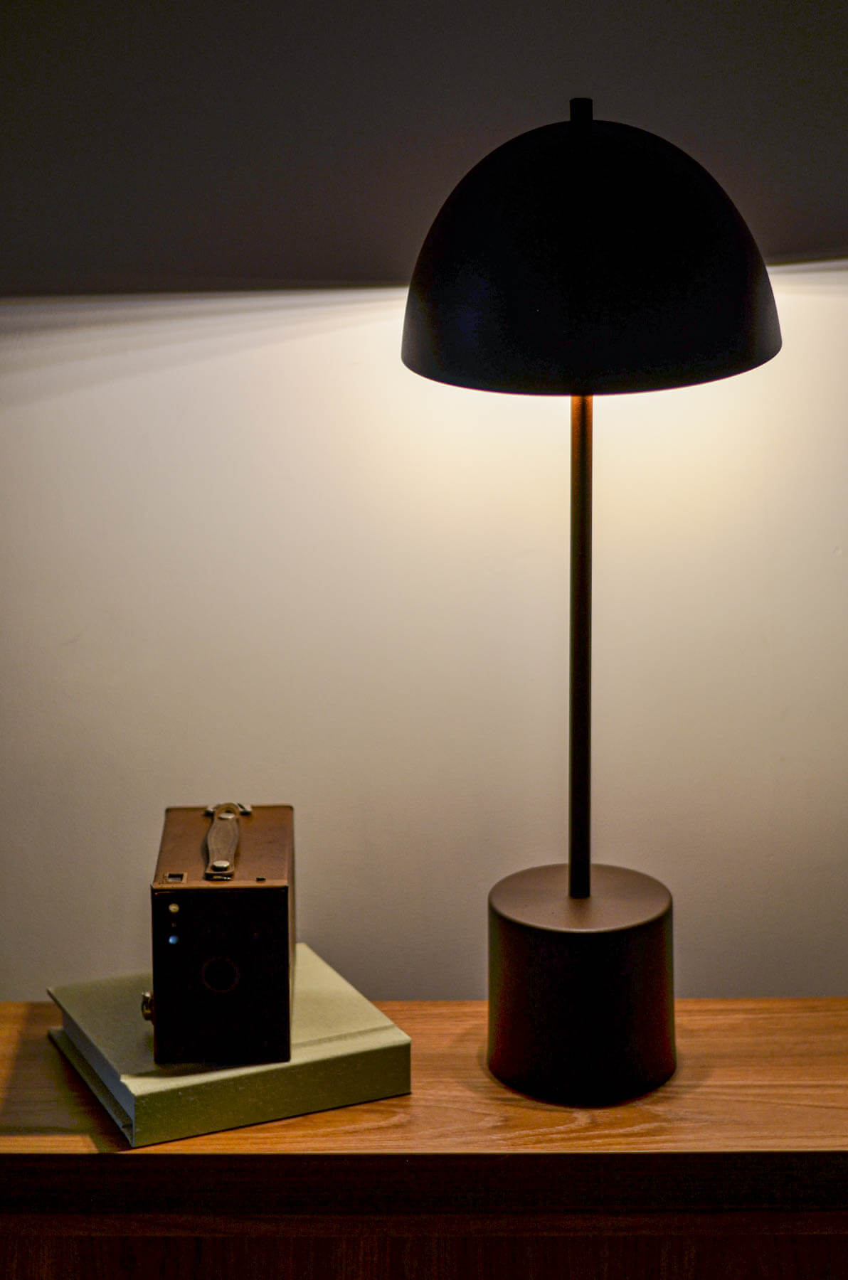 Luminária de Mesa Abajur Komaco Slim Marrom Cortem