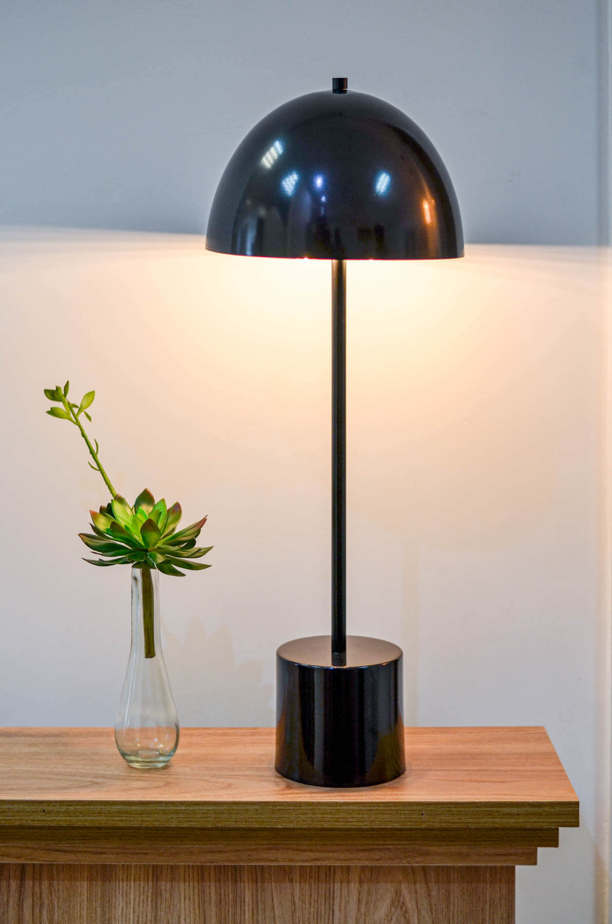 Luminária de Mesa Abajur Komaco Slim Preto