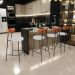 Banqueta Baixa Bar Cozinha Sala De Jantar Milão L02 Couríssimo Camel Linho Cinza  - Lyam Decor