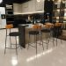 Banqueta Baixa Cozinha Sala Jantar Bancada Milão L02 Couríssimo Whisky Linho Chumbo - Lyam Decor