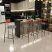 Banqueta Baixa Cozinha Sala Jantar Milão L02 Couríssimo Camel Linho Cinza Escuro  - Lyam Decor