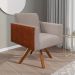 Poltrona Decorativa Base Giratória de Madeira Helô L02 Linho Bege Couríssimo Camel - Lyam Decor