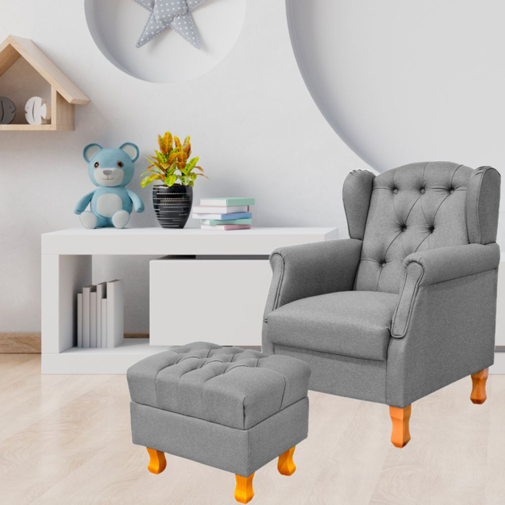 Poltrona de Amamentação Yara P02 com Puff Paris Luis Xv L02 Linho Cinza Escuro - Lyam Decor