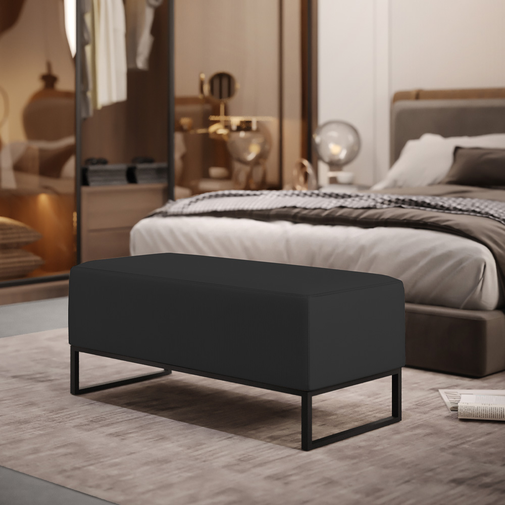 Puff Decorativo Para Sala de Estar Cléo W01 Base de Ferro 90 cm Suede Preto - Lyam Decor