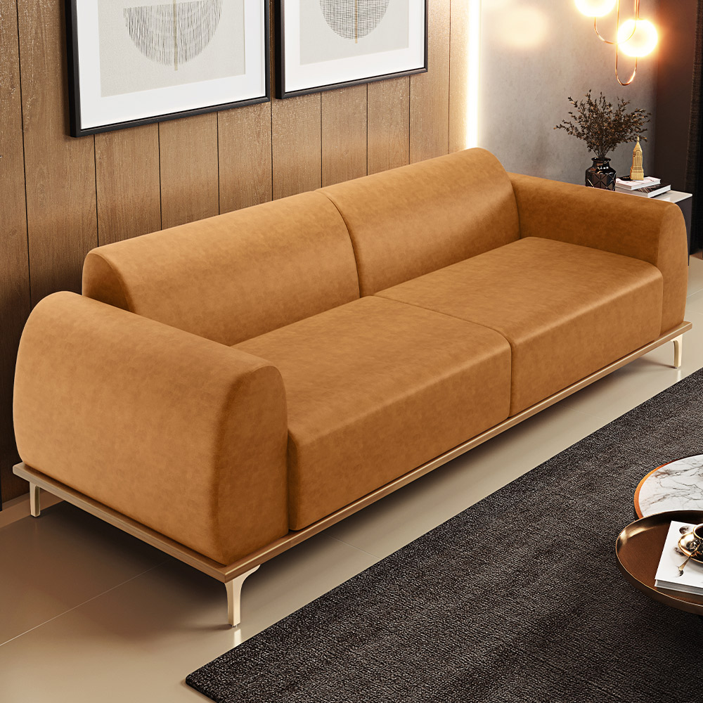 Sofá 4 Lugares Para Sala de Estar Kiev 300cm D02 Base Castanho Pés D'ouro Couríssimo Whisky B-90 - Lyam Decor