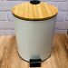 2 Lixeiras Redondas de Metal com Pedal 5L Tampa de Bambu Lyor Preta e Branca Balde Banheiro