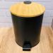 2 Lixeiras Redondas de Metal com Pedal 5L Tampa de Bambu Lyor Preta e Branca Balde Banheiro