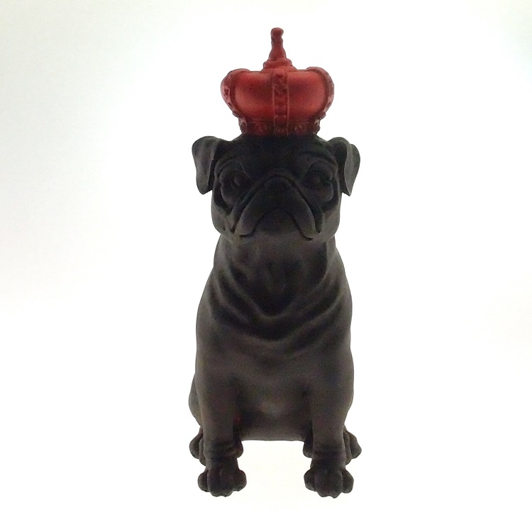 Enfeite Decoração Cachorro Coroa Vermelha Resina Preto 28x12