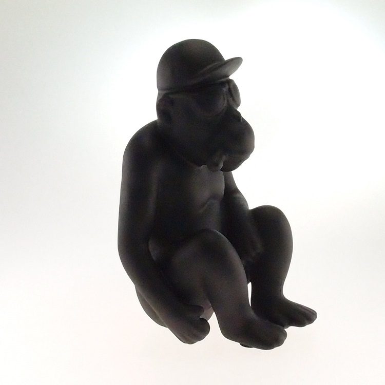 Macaco Decorativo Cerâmica Sentado Tabaco Preto 22x13x14cm